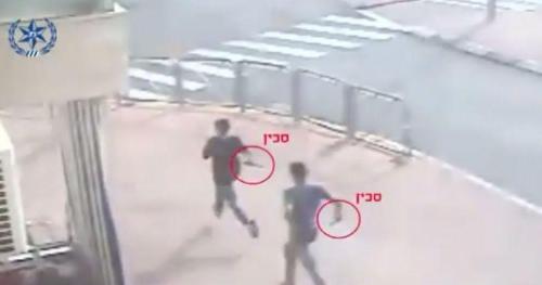 Jóvenes árabes armados con cuchillos persiguiendo a un judío en Pisgat Zeev. (Foto de la Policía)