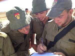 Soldados entregando sus nombres para el Proyecto Shmirá