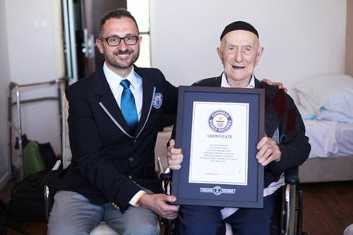 Marco Frigatti, Director de Récords del Guinness World Records, e Israel Kristal de 112 años de edad. Guinness World Records