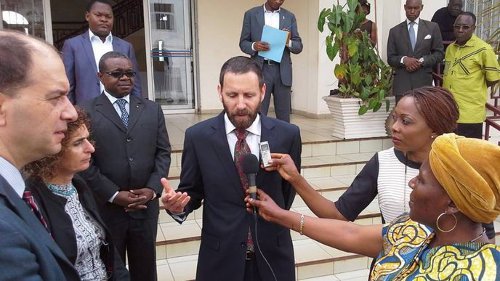 <i>El Dr. Roee Singer del Ministerio de Salud viajó a Camerún en septiembre para proporcionar entrenamiento preventivo en seis hospitales. Foto cortesía de MASHAV</i>
