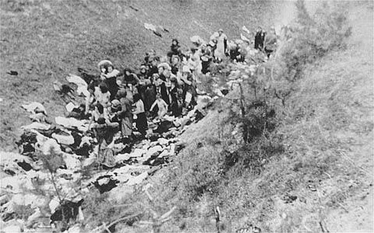 Víctimas antes de ser ejecutadas en la masacre de Babi Yar