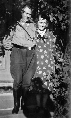 Karl fotografiado en su uniforme del partido nazi junto a su esposa Minna, 1933.