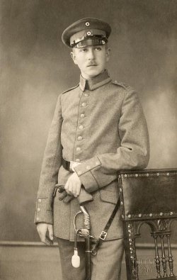 Karl fotografiado en su uniforme del ejército al inicio de la Primera Guerra Mundial.