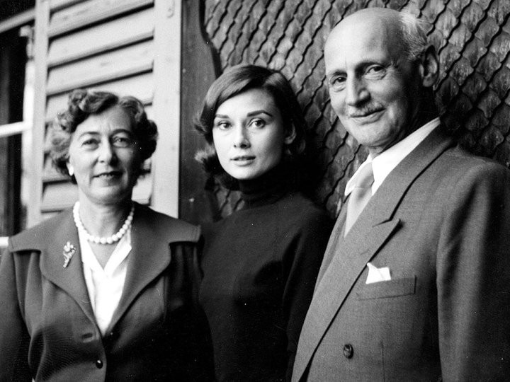 Audrey Hepburn con Otto Frank y su segunda esposa